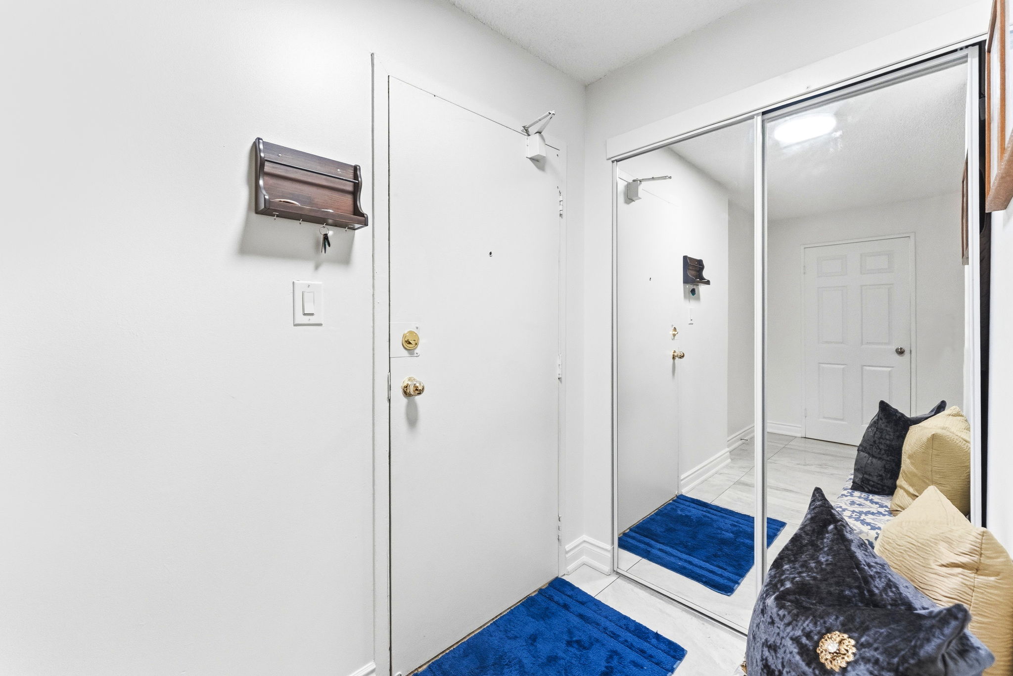 Entry foyer with mirrored closet