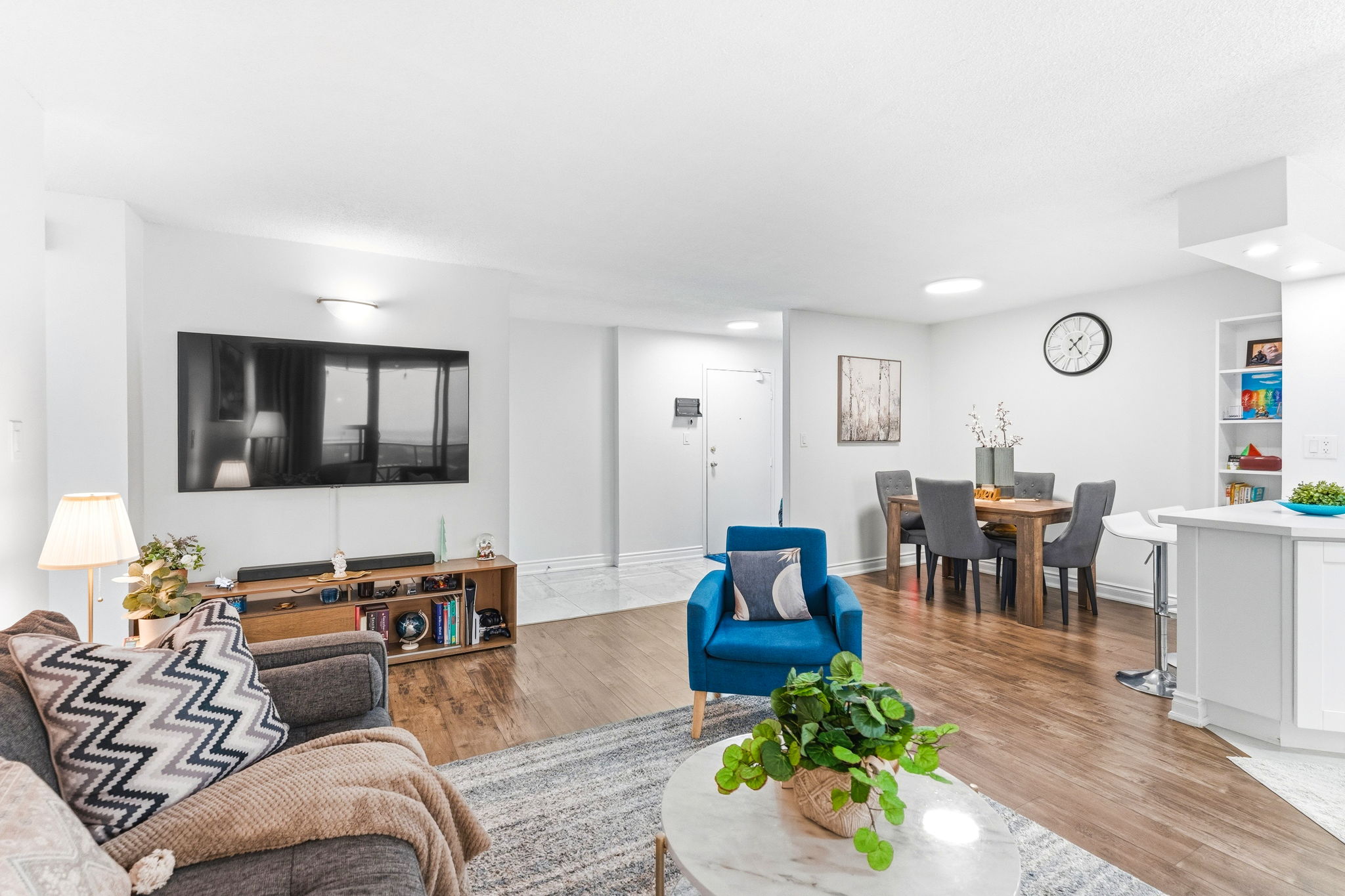 Spacious living room